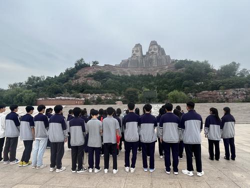 2在黄河文化公园炎黄广场瞻仰炎黄二帝像