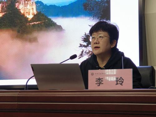 2郑州轻工业大学艺术设计学院副教授李玲以《人工智能与设计的协同创新》为主题开展学术分享