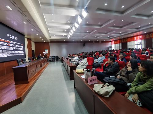 5.活动现场师生认真聆听