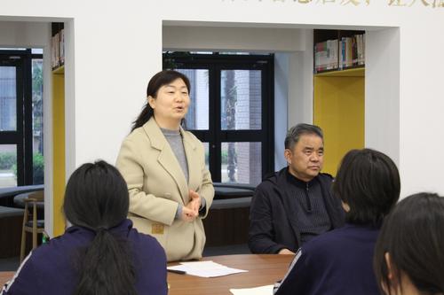 3.实习实训处主任朱冬梅进行合唱引领