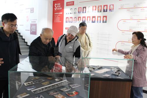 1.参观校史馆展柜内照片影像