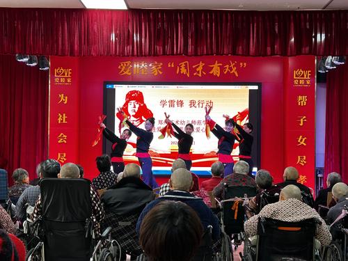 3-志愿者为老人表演蒙族族舞蹈《吉祥如意》